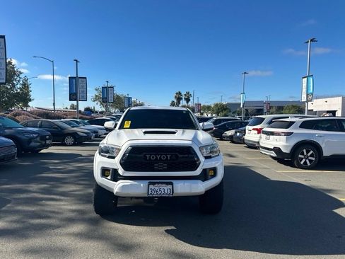 Used 2018 Toyota Tacoma TRD Sport RWD image 1