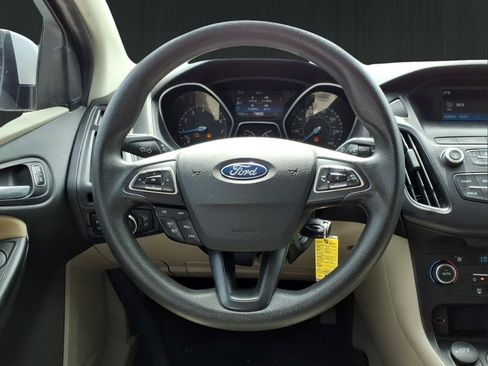 Used 2018 Ford Focus SE w/ SE Appearance Package FWD image 18