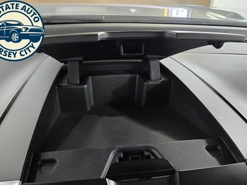 Used 2018 Ford Edge Titanium w/ Equipment Group 302A AWD/4WD image 15
