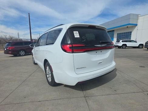 Used 2022 Chrysler Pacifica Touring-L image 8