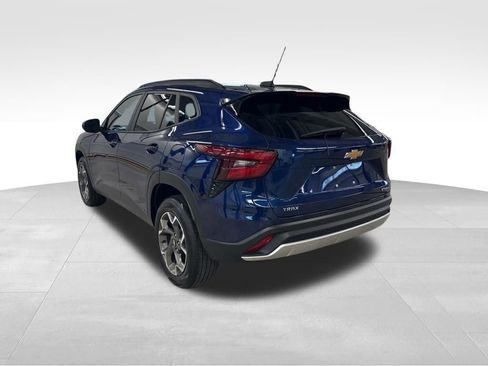 Used 2024 Chevrolet Trax LT w/ Driver Confidence Package FWD image 3