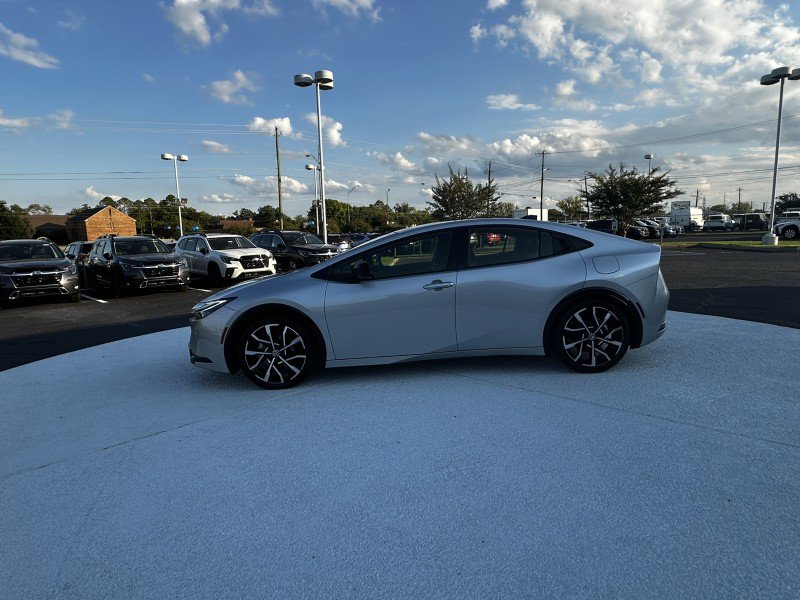 Used 2025 Toyota Prius Plug-In Hybrid FWD image 4