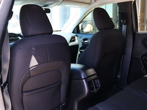 Used 2020 Jeep Cherokee Latitude FWD image 31