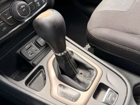Used 2015 Jeep Cherokee Latitude FWD image 21