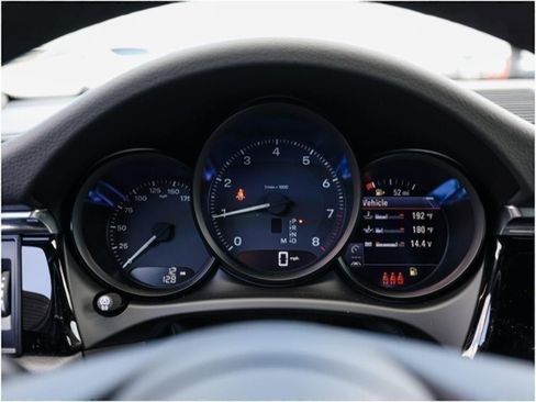 Certified 2025 Porsche Macan image 15