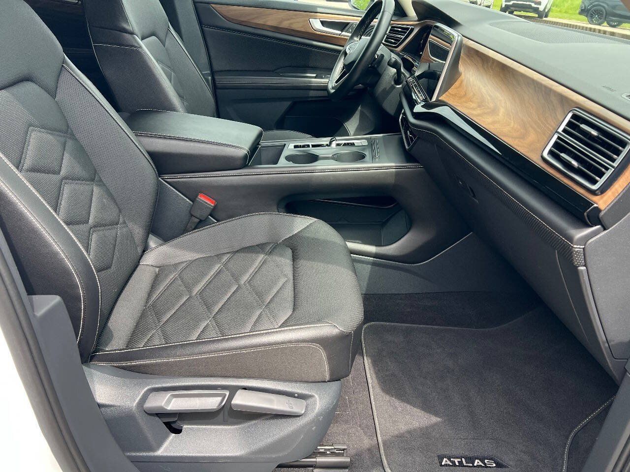 Used 2024 Volkswagen Atlas SE AWD/4WD image 19