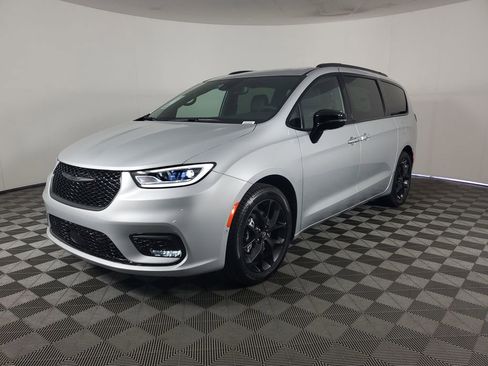 New 2026 Chrysler Pacifica Limited image 8