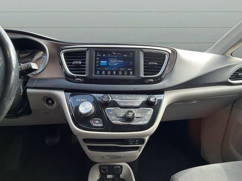 Used 2019 Chrysler Pacifica Touring Plus w/ Tire & Wheel Group FWD image 10