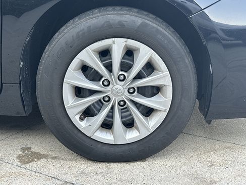 Used 2017 Toyota Camry LE FWD image 35