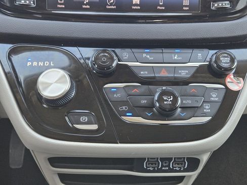 Used 2024 Chrysler Pacifica Touring-L FWD image 21