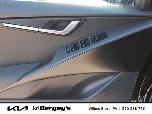Certified 2025 Kia Niro LX image 15