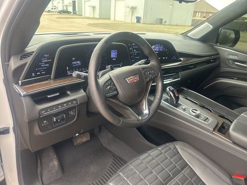 Used 2024 Cadillac Escalade Premium Luxury Platinum AWD/4WD image 18