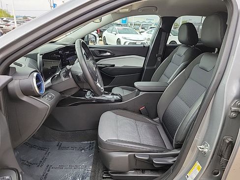 Used 2025 Chevrolet Trax LT w/ LT Convenience Package FWD image 8