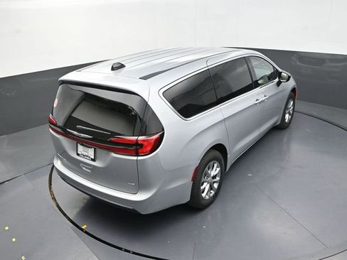 New 2026 Chrysler Pacifica Select AWD/4WD image 17