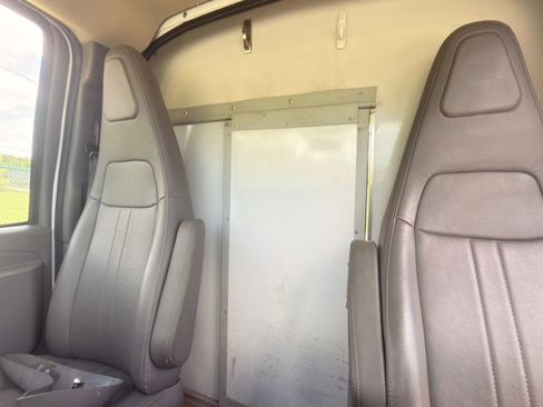Used 2017 GMC Savana 3500 RWD image 45