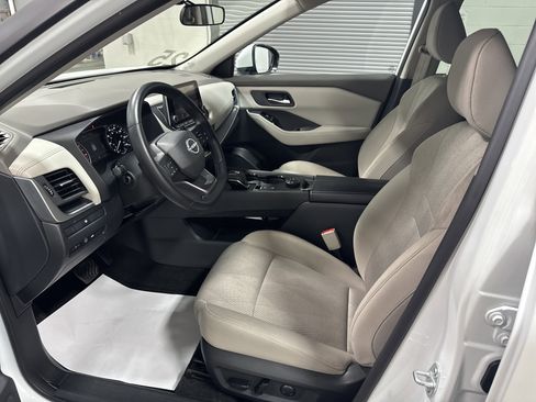 Used 2025 Nissan Rogue SV image 14