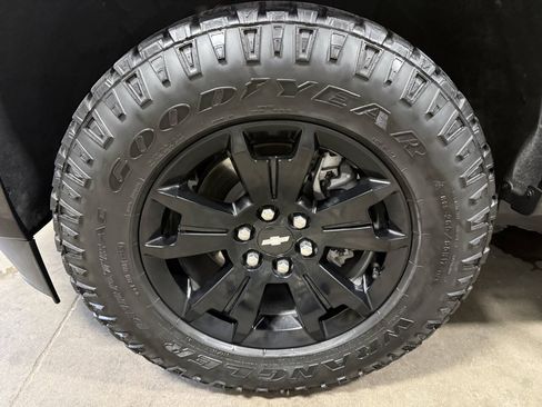 Used 2022 Chevrolet Colorado Z71 w/ Z71 Midnight Edition AWD/4WD image 9