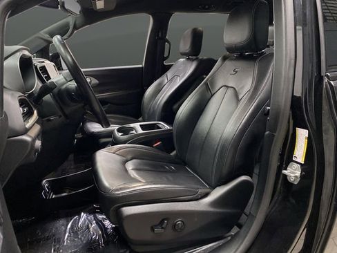 Used 2020 Chrysler Pacifica Touring-L Plus image 4