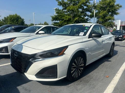 Used 2025 Nissan Altima 2.5 SV FWD image 1