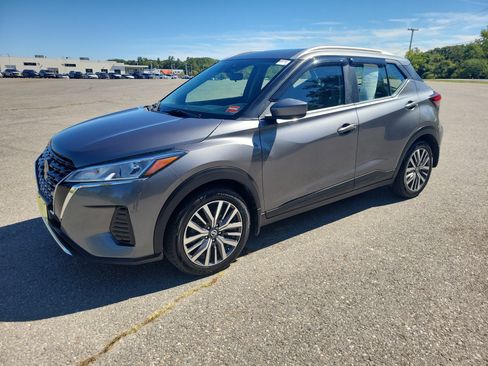 Used 2021 Nissan Kicks SV FWD image 1
