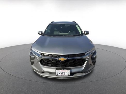 Used 2025 Chevrolet Trax LT FWD image 4