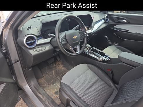 Used 2024 Chevrolet Trax LT w/ Driver Confidence Package FWD image 17
