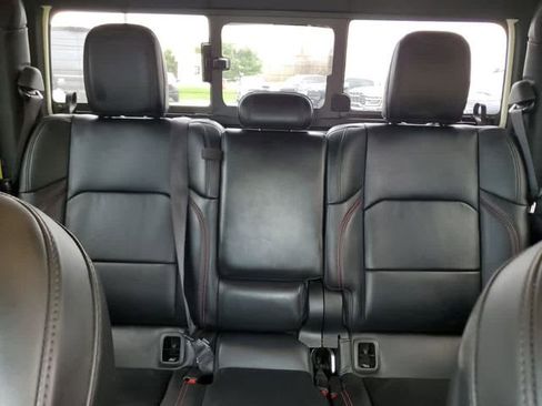 Used 2024 Jeep Gladiator Rubicon AWD/4WD image 13