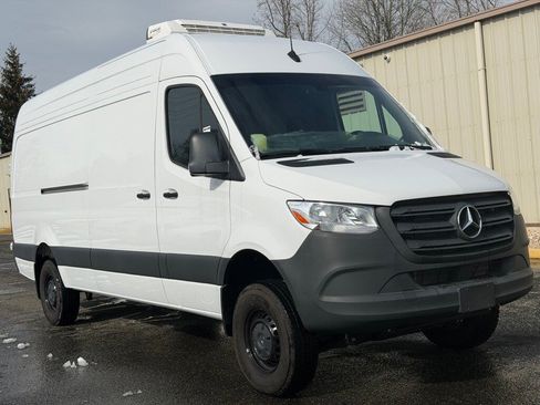 Used 2024 Mercedes-Benz Sprinter 2500 image 4