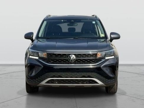 Used 2023 Volkswagen Taos SE FWD image 2