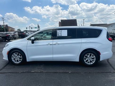 Used 2023 Chrysler Pacifica Touring-L FWD image 4