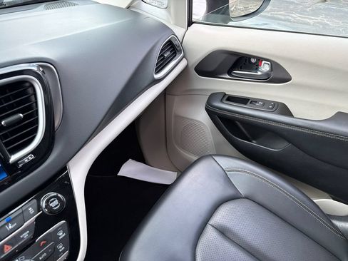 Used 2023 Chrysler Pacifica Touring-L FWD image 36