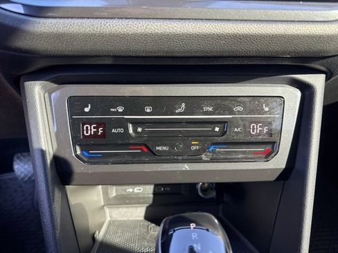 Used 2022 Volkswagen Tiguan SE image 32