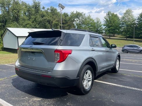 Used 2022 Ford Explorer XLT image 3