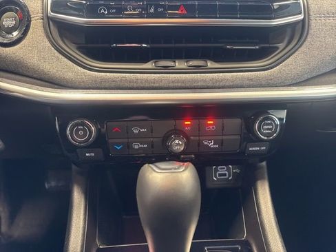 Used 2024 Jeep Compass Latitude image 17