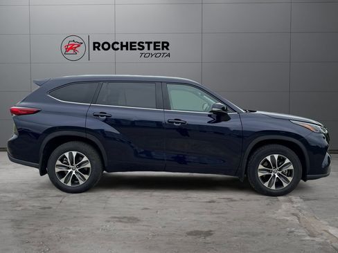 Used 2023 Toyota Highlander XLE AWD/4WD image 6