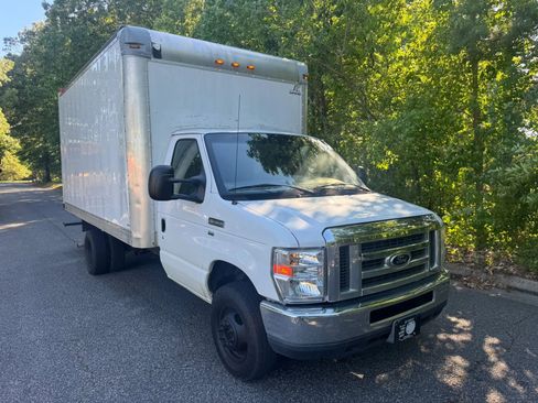 Used 2016 Ford E-350 and Econoline 350 Super Duty RWD image 3