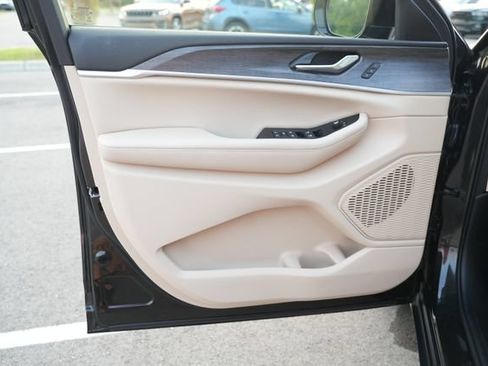 Used 2023 Jeep Grand Cherokee L Limited w/ Luxury Tech Group II RWD image 14