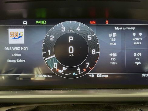 Used 2025 Land Rover Discovery Metropolitan Edition AWD/4WD image 12