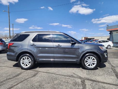 Used 2016 Ford Explorer XLT image 3