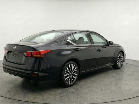 Used 2025 Nissan Altima 2.5 SV FWD image 9