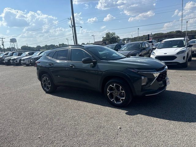 Used 2025 Chevrolet Trax LT FWD image 9