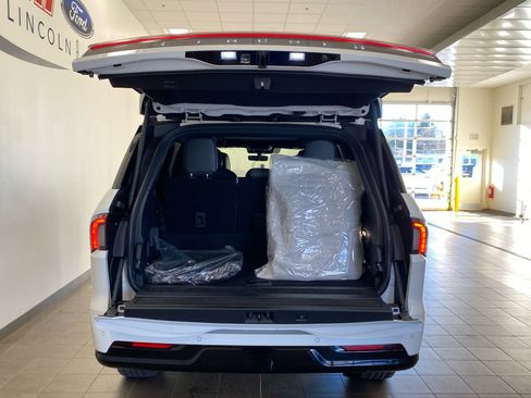 Used 2025 Lincoln Navigator Reserve w/ Jet Appearance Package image 9