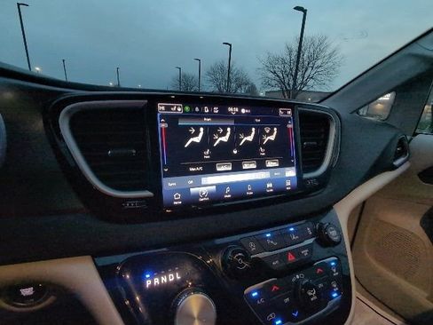 Used 2024 Chrysler Pacifica Touring-L image 15