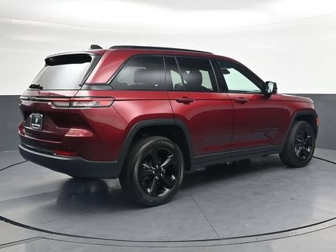 Used 2024 Jeep Grand Cherokee Altitude AWD/4WD image 4