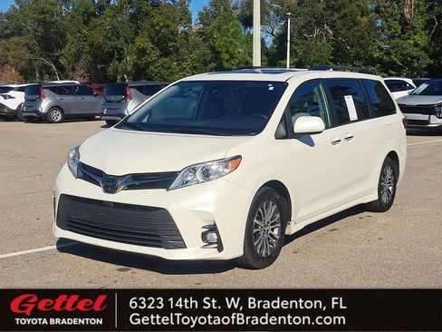 Used 2020 Toyota Sienna Limited image 1