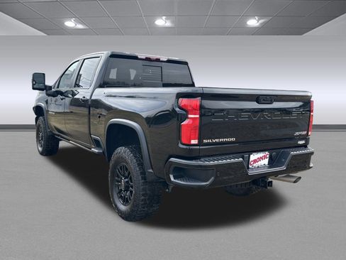 Used 2024 Chevrolet Silverado 2500 ZR2 w/ Technology Package image 5