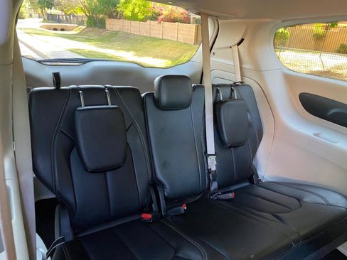 Used 2023 Chrysler Pacifica Touring-L image 46