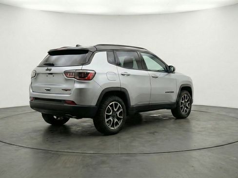 Used 2025 Jeep Compass Trailhawk AWD/4WD image 9