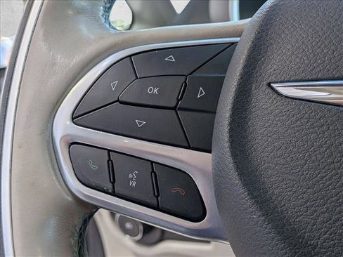 Used 2019 Chrysler Pacifica Limited image 11