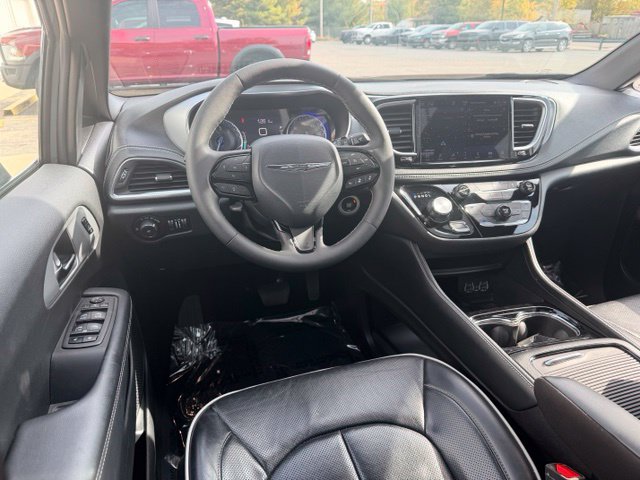 Used 2025 Chrysler Pacifica Limited FWD image 25